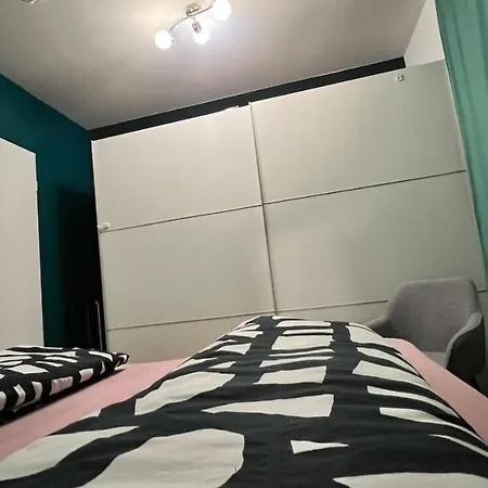 Schone 5 Minuten Von Messe. Apartment